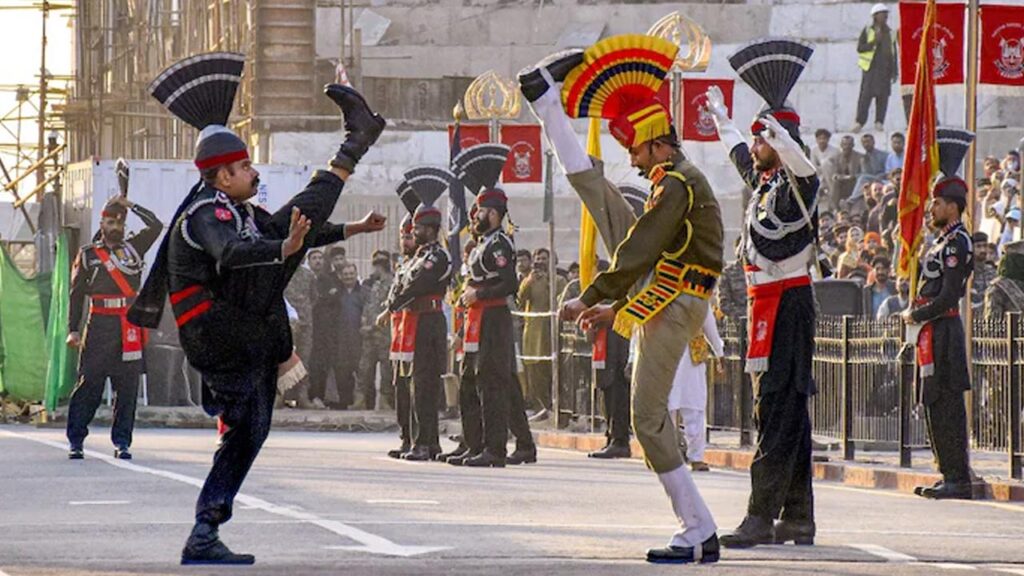 Beating Retreat : పంజాబ్ సరిహద్దుల్లో బీటింగ్ రిట్రీట్..