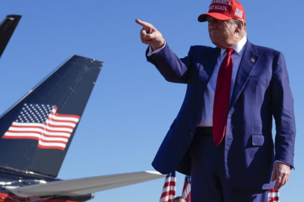 Donald Trump : అక్రమ వలసదారులకు డబ్బుతో స్వదేశ ప్రయాణ అవకాశం