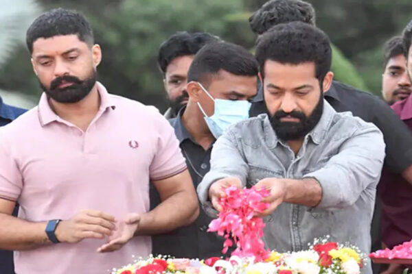 NTR Jayanthi : ఎన్టీఆర్ ఘాట్ వద్ద జూనియర్ ఎన్టీఆర్, కల్యాణ్‌రామ్ నివాళి