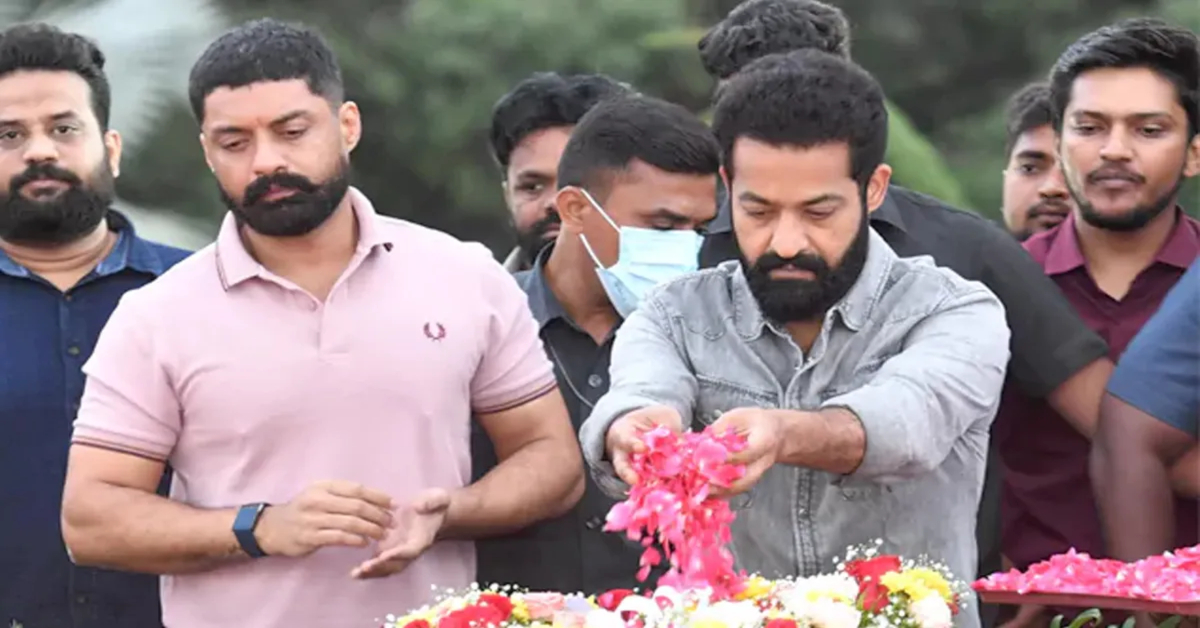 NTR Jayanthi : ఎన్టీఆర్ ఘాట్ వద్ద జూనియర్ ఎన్టీఆర్, కల్యాణ్‌రామ్ నివాళి
