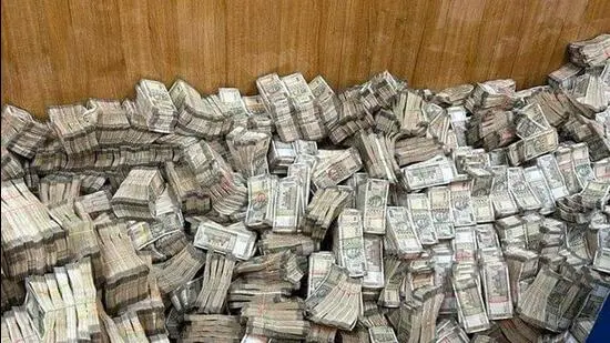 Odisha : ప్ర‌భుత్వాధికారి ఇంట్లో నోట్ల క‌ట్ట‌లు..