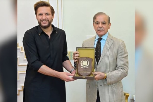 Shahid Afridi : భారత్ పై తప్పుడు ప్రచారం చేసిన షాహిద్ కి సత్కారం