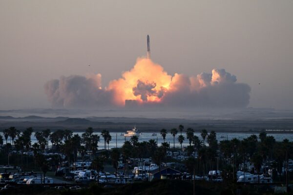 SpaceX : గాల్లోనే పేలిన భారీ రాకెట్!