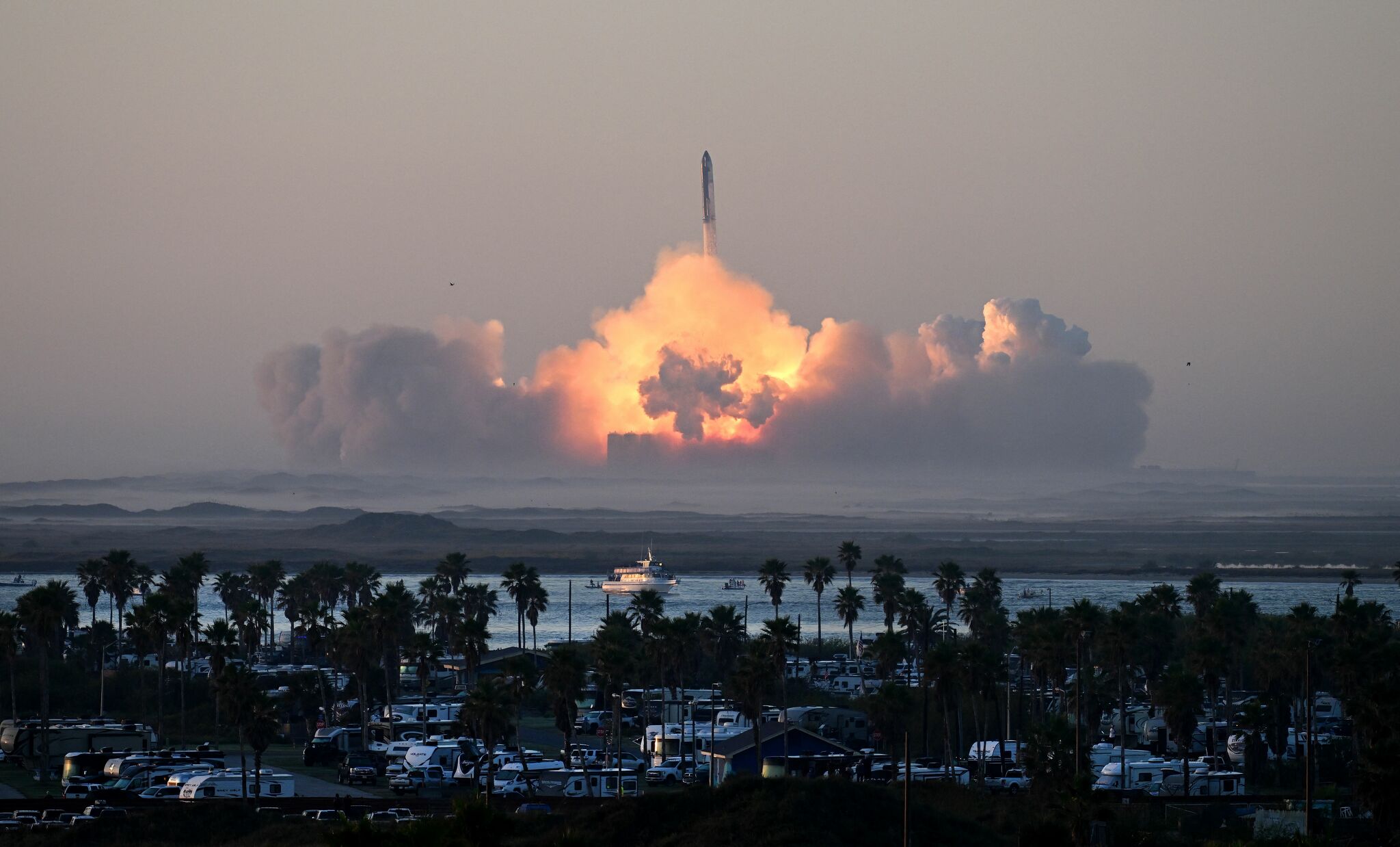 SpaceX : గాల్లోనే పేలిన భారీ రాకెట్!