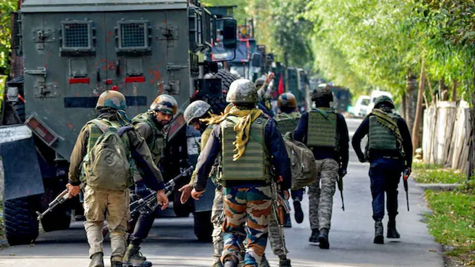 Terrorist : జమ్మూకశ్మీర్‌లో ఉగ్రవాదుల కోసం భారీ గాలింపు