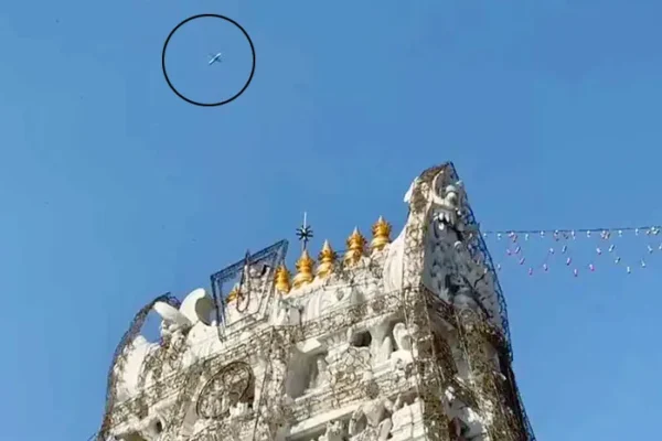 Tirumala : తిరుమల ఆలయంపై చక్కర్లు కొట్టిన విమానం… Tirumala : తిరుమల ఆలయంపై చక్కర్లు కొట్టిన విమానం…