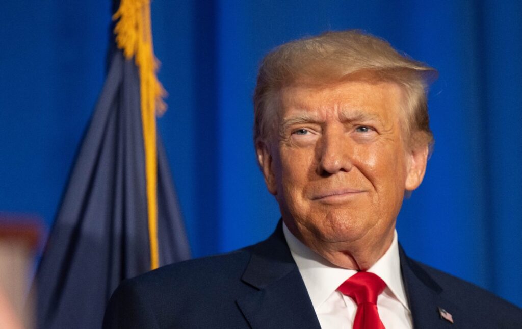 Donald Trump : ఎయిర్ ఫోర్స్ వన్ ఎక్కుతూ తడబడిన అమెరికా అధ్యక్షుడు డొనాల్డ్ ట్రంప్