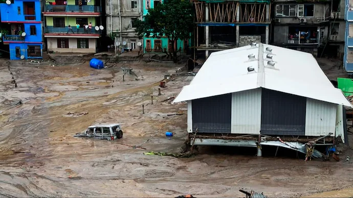 Heavy rain : సిక్కిం లో భూకంపం : కొండచరియలు విరిగిపడి ముగ్గురు మృతి