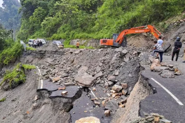 Heavy rain : సిక్కిం లో భూకంపం : కొండచరియలు విరిగిపడి ముగ్గురు మృతి