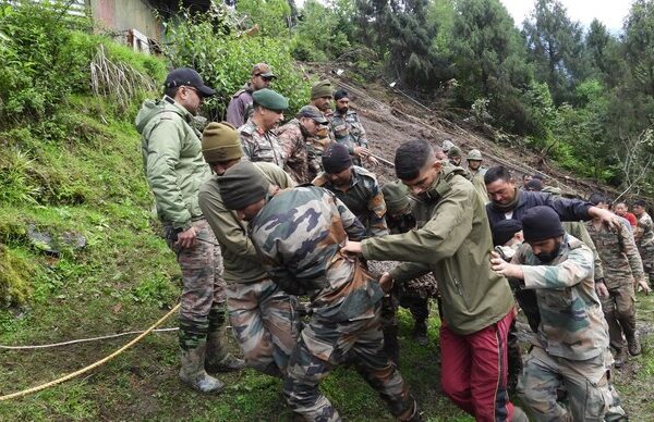 Sikkim : సిక్కింలో గల్లంతైన సైనిక శిబిరంపై వారి కోసం తీవ్ర గాలింపు