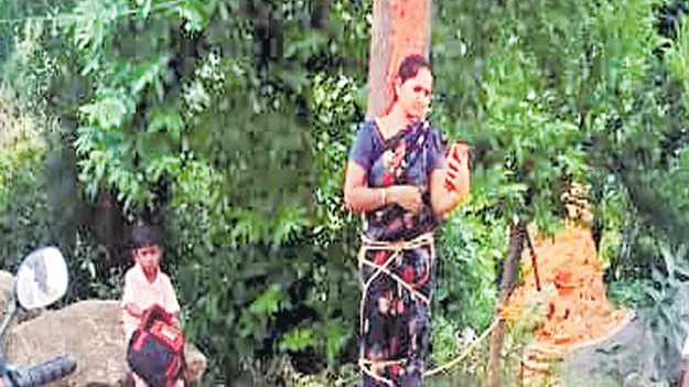 Sirisha : కుప్పంలో భర్త చేసిన అప్పుకు భార్యను చెట్టుకు కట్టేసి దాడి..