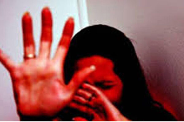 Uttar Pradesh Police : బాలికపై భర్తతో కలిసి దాడిచేసిన మహిళ