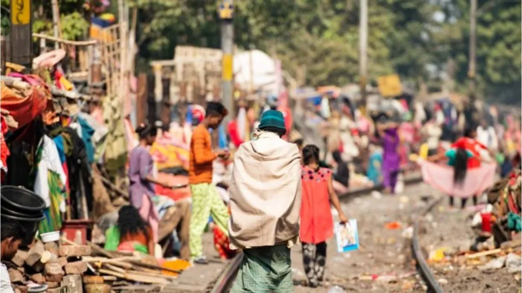 World Bank Report : దేశంలో రికార్డు స్థాయిలో తగ్గిన తీవ్ర పేదరికం