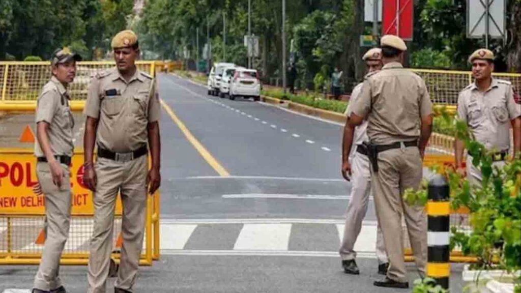 Delhi Schools : ఢిల్లీలో స్కూళ్ల‌కు బాంబు బెదిరింపులు