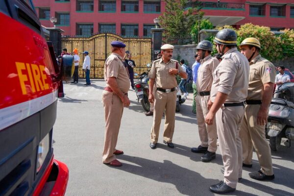 Delhi Schools : ఢిల్లీలో స్కూళ్ల‌కు బాంబు బెదిరింపులు