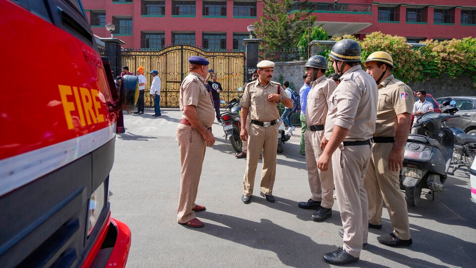 Delhi Schools : ఢిల్లీలో స్కూళ్ల‌కు బాంబు బెదిరింపులు