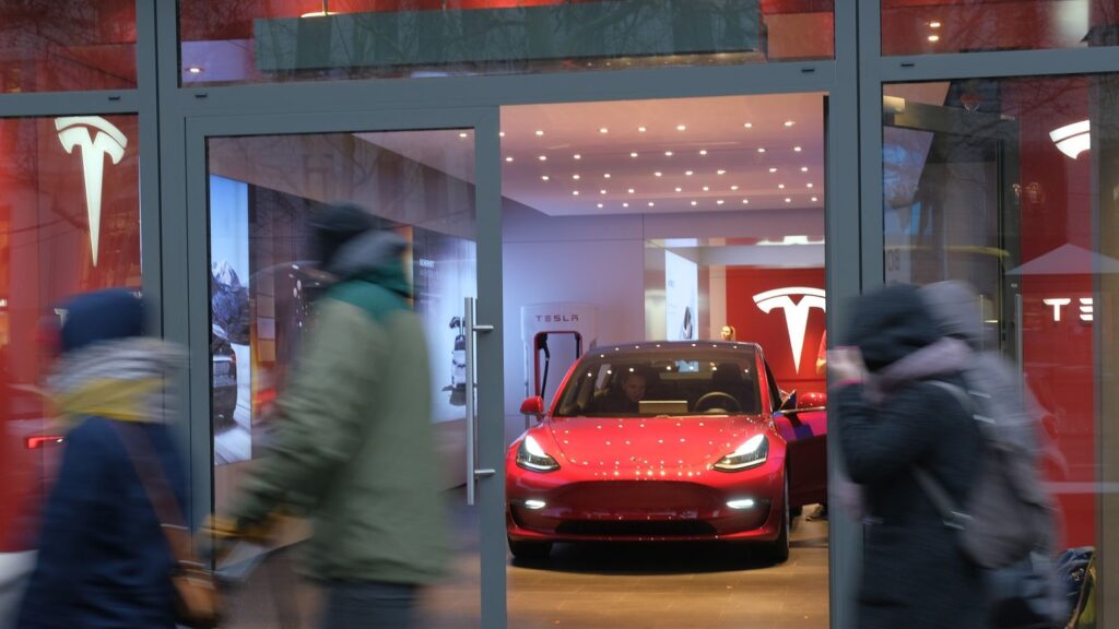 Elon Musk : ముంబైలో టెస్లా కార్ల షోరూం ప్రారంభం..