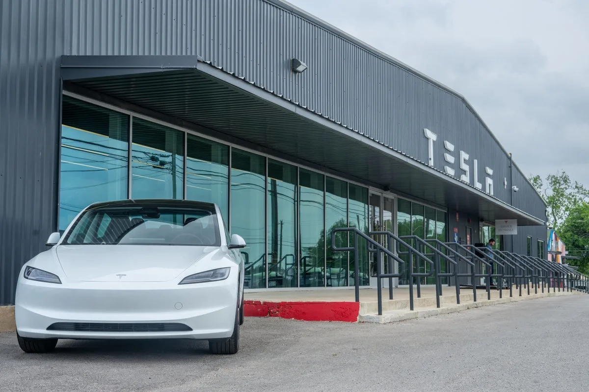 Elon Musk : ముంబైలో టెస్లా కార్ల షోరూం ప్రారంభం..