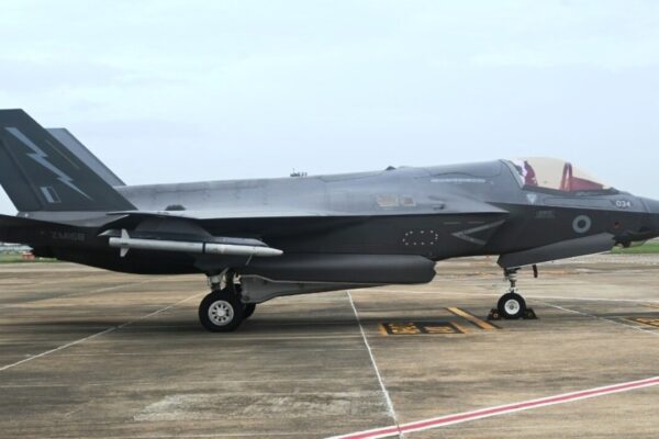 F-35B Fighter Jet : కేరళలో చిక్కుకుపోయిన బ్రిటిష్ యుద్ధ విమానం F-35B Fighter Jet : కేరళలో చిక్కుకుపోయిన బ్రిటిష్ యుద్ధ విమానం