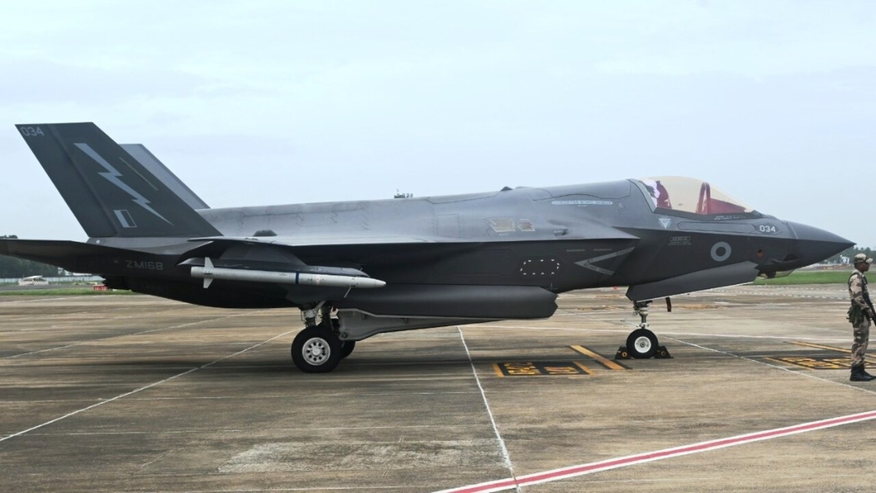 F-35B Fighter Jet : కేరళలో చిక్కుకుపోయిన బ్రిటిష్ యుద్ధ విమానం