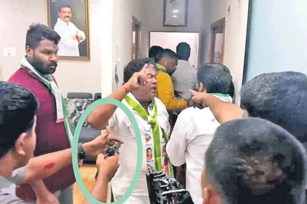 Teenmar Mallanna : కవితపై అనుచిత వ్యాఖ్యలు.. తీన్మార్‌ మల్లన్న కాల్పులు