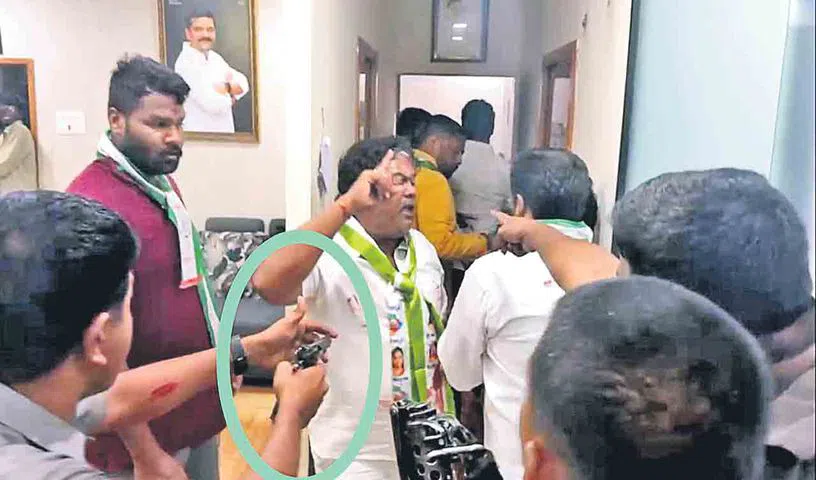 Teenmar Mallanna : కవితపై అనుచిత వ్యాఖ్యలు.. తీన్మార్‌ మల్లన్న కాల్పులు