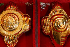 Tirumala : తిరుమల శ్రీవారికి కానుక‌గా 2.5 కిలోల బంగారు శంకు చక్రాలు