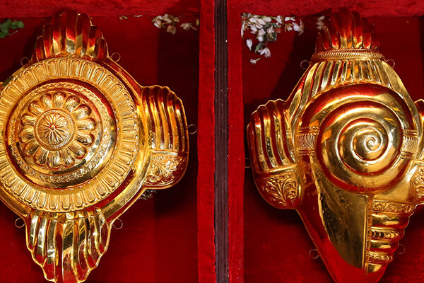 Tirumala : తిరుమల శ్రీవారికి కానుక‌గా 2.5 కిలోల బంగారు శంకు చక్రాలు