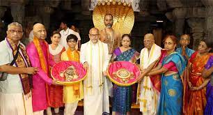 Tirumala : తిరుమల శ్రీవారికి కానుక‌గా 2.5 కిలోల బంగారు శంకు చక్రాలు