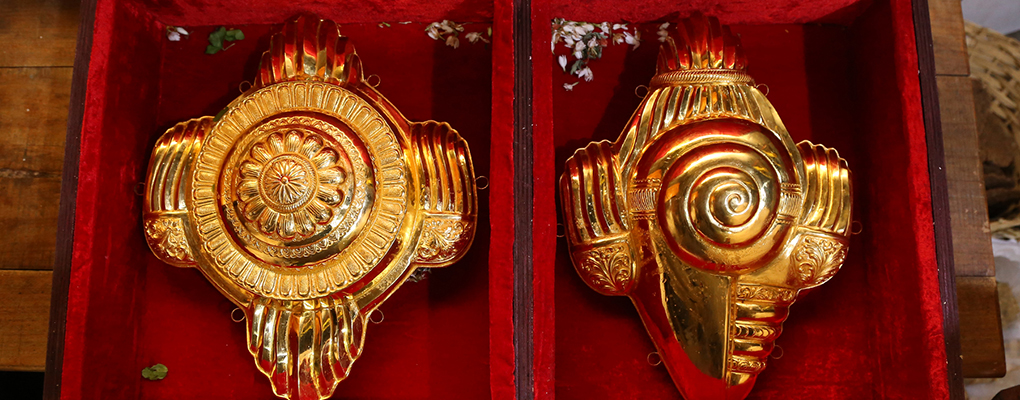 Tirumala : తిరుమల శ్రీవారికి కానుక‌గా 2.5 కిలోల బంగారు శంకు చక్రాలు