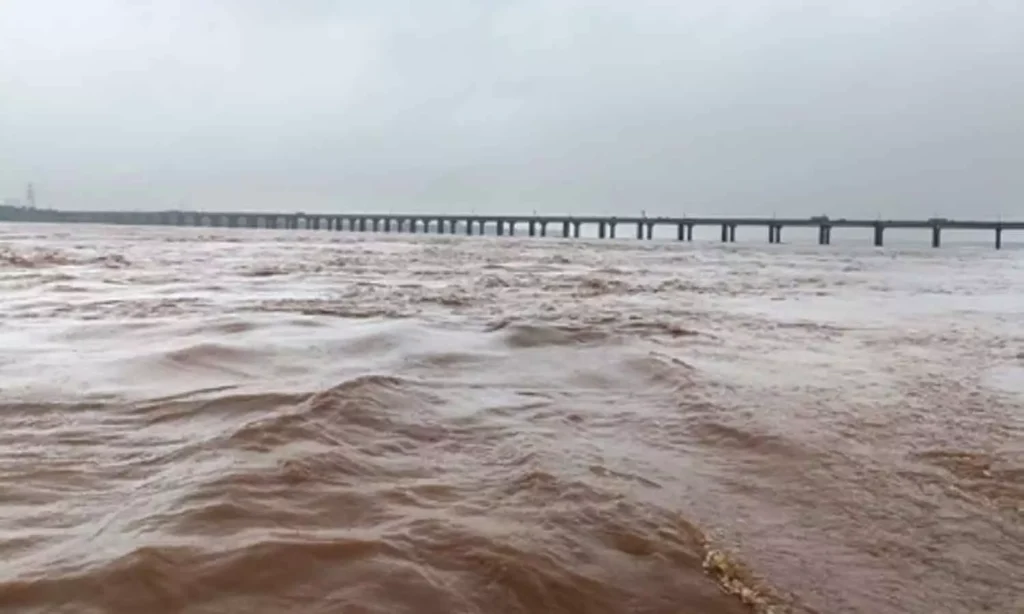 Godavari River : భద్రాచలం వద్ద పోటెత్తుతున్న గోదావరి