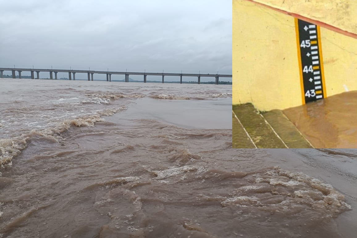 Godavari River : భద్రాచలం వద్ద పోటెత్తుతున్న గోదావరి