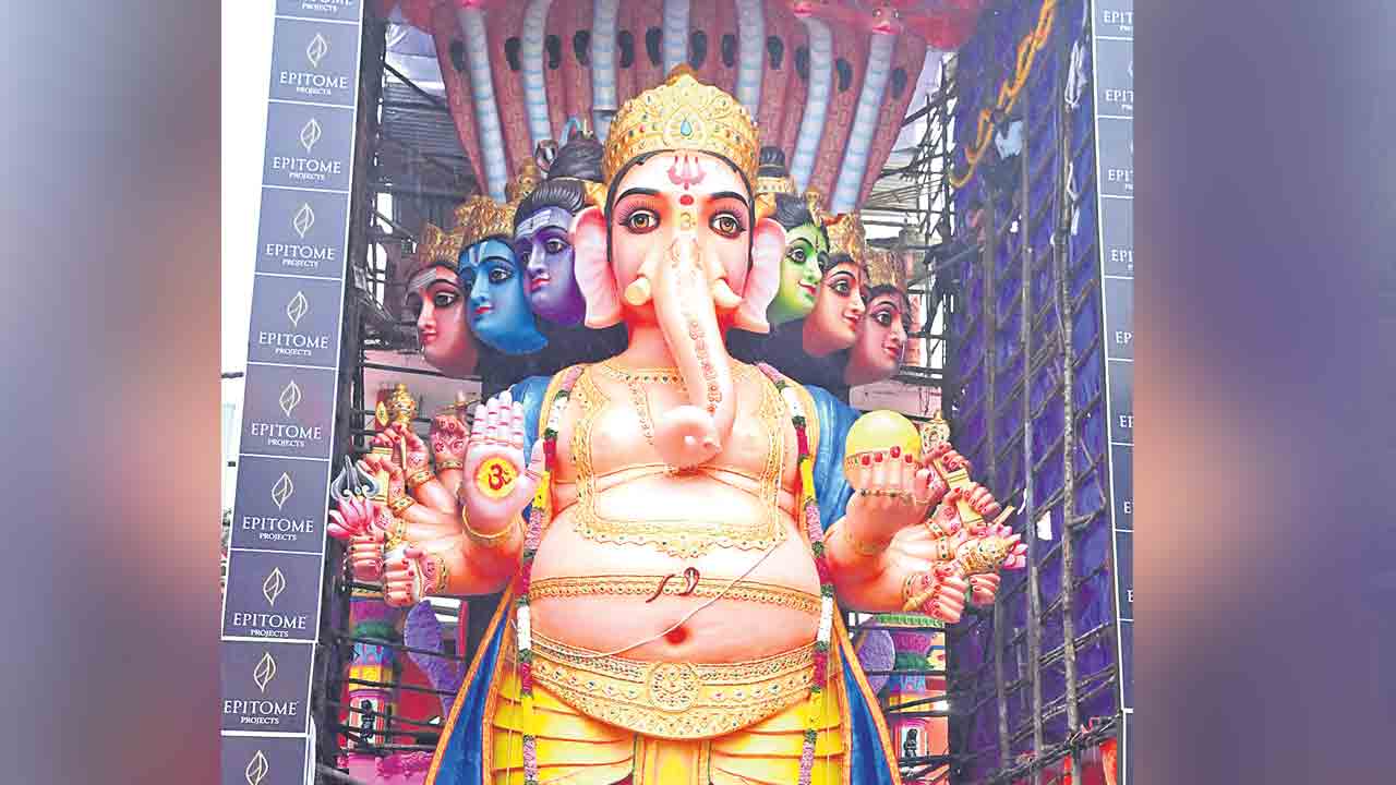 Khairatabad Ganesh : ఖైరతాబాద్ లో సిద్దమైన 69 అడుగుల గణపతి