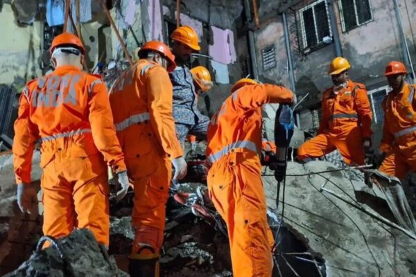 Palghar Building Collapse : ముంబైలో భవనం కూలి 14 మంది మృతి Palghar Building Collapse : ముంబైలో భవనం కూలి 14 మంది మృతి