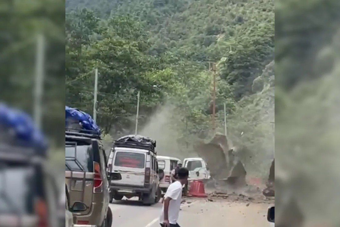 Arunachal Pradesh : కొండ పైనుంచి వచ్చి వాహనాలపై పడ్డ బండరాయి