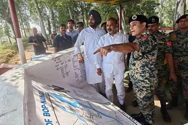 telugu news Bandi Sanjay : భారత్-పాక్ సరిహద్దుల్లో బండి సంజయ్ పర్యటన telugu news Bandi Sanjay : భారత్-పాక్ సరిహద్దుల్లో బండి సంజయ్ పర్యటన