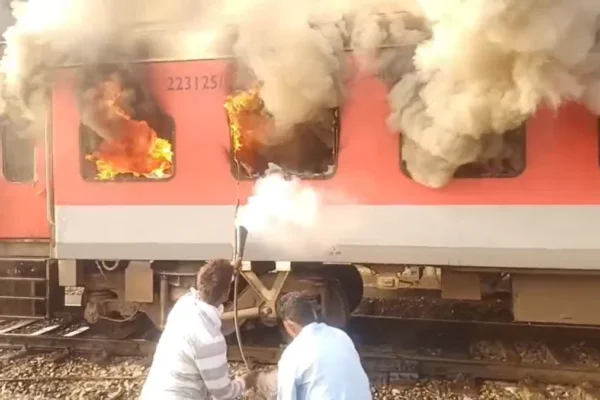 telugu news Garib Rath Express : గరీబ్ రథ్ ఎక్స్‌ప్రెస్‌లో అగ్నిప్రమాదం.. త్రుటిలో తప్పిన ప్రమాదం