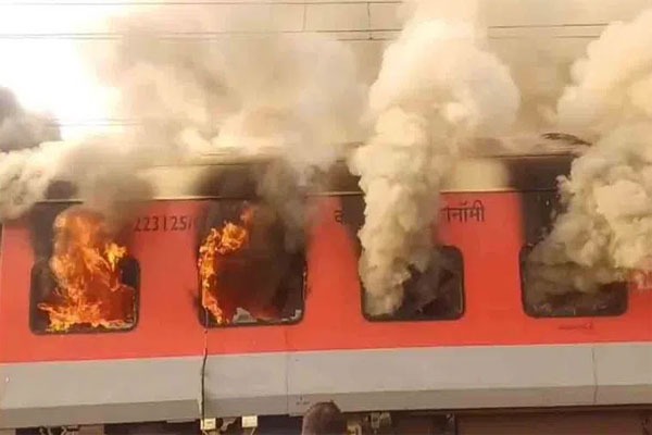telugu news Garib Rath Express : గరీబ్ రథ్ ఎక్స్‌ప్రెస్‌లో అగ్నిప్రమాదం.. త్రుటిలో తప్పిన ప్రమాదం