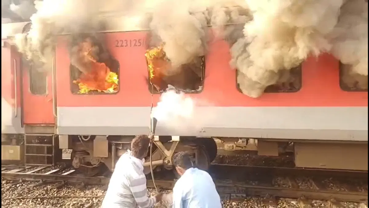 telugu news Garib Rath Express : గరీబ్ రథ్ ఎక్స్‌ప్రెస్‌లో అగ్నిప్రమాదం.. త్రుటిలో తప్పిన ప్రమాదం