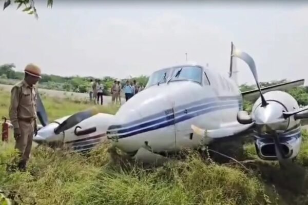 telugu news Uttar Pradesh : రన్‌వేపై కుప్పకూలిన విమానం