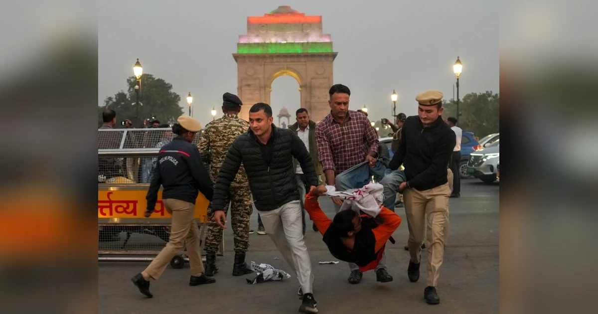latest telugu news Delhi Air Pollution Protest : ఢిల్లీలో కాలుష్య నిరసన హింసాత్మకం: ఇండియా గేట్ వద్ద పెప్పర్ స్ప్రే కలకలం