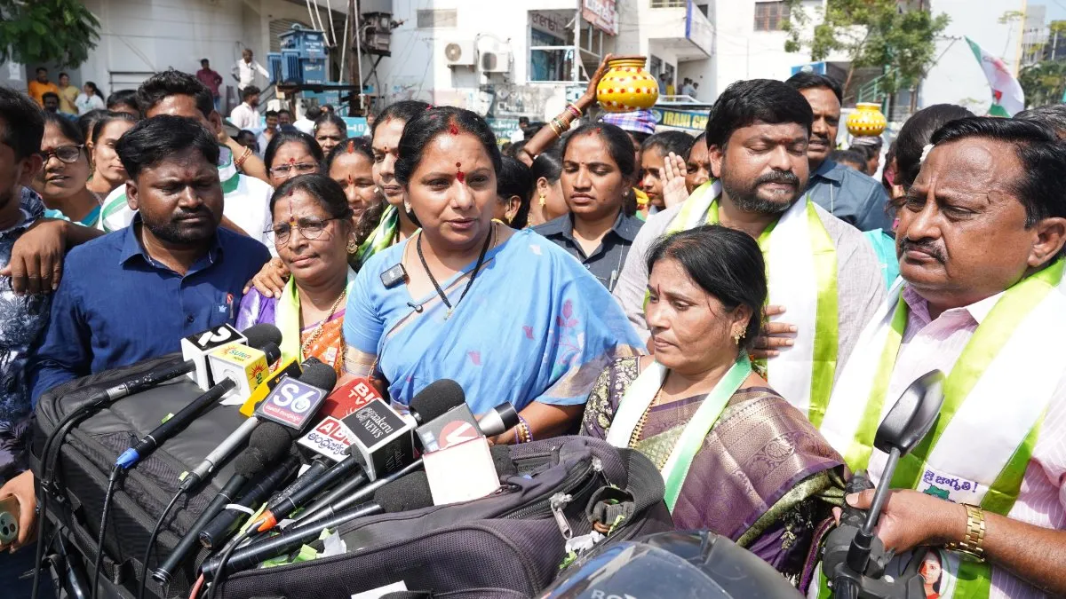 latest telugu news Kavitha : రేవంత్ రెడ్డి భాష వీధి రౌడీలా ఉంది అంటూ కవిత ఫైర్‌