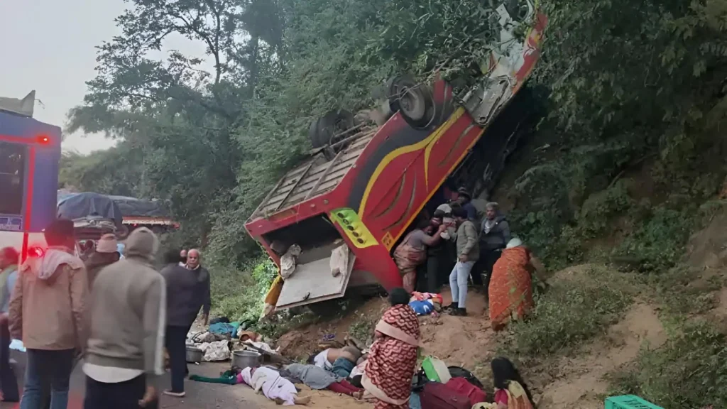 latest telugu news Maredumilli : అల్లూరి జిల్లాలో యాత్రికుల బస్సు బోల్తా…8 మంది యాత్రికులు దుర్మరణం